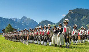Politische Prominenz beim 25. Alpenregionstreffen der Schützen in Mayrhofen